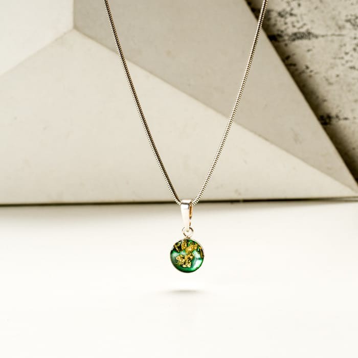 Autorska biżuteria minimalistyczna. Naszyjniki dla przyjaciółek w klasycznej formie z zieloną zawieszką - klasyczna i  uniwersalna propozycja - srebrne naszyjniki z zieloną okrągłą zawieszką z płatkami złota. 