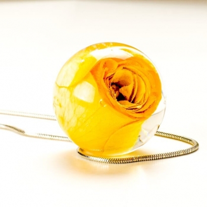 Biżuteria z żywicy - Naszyjnik z prawdziwą żółtą różą zatopioną w żywicy